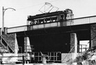 Ab 1950 gab es wieder eine Straßenbahnlinie nach Brinckmansdorf. Ein ‚Eberswalder’-Triebwagen auf der neuen Schleusenbrücke. (Foto aus ‚Bomben auf Rostock’; Konrad Reich Verlag 1995)