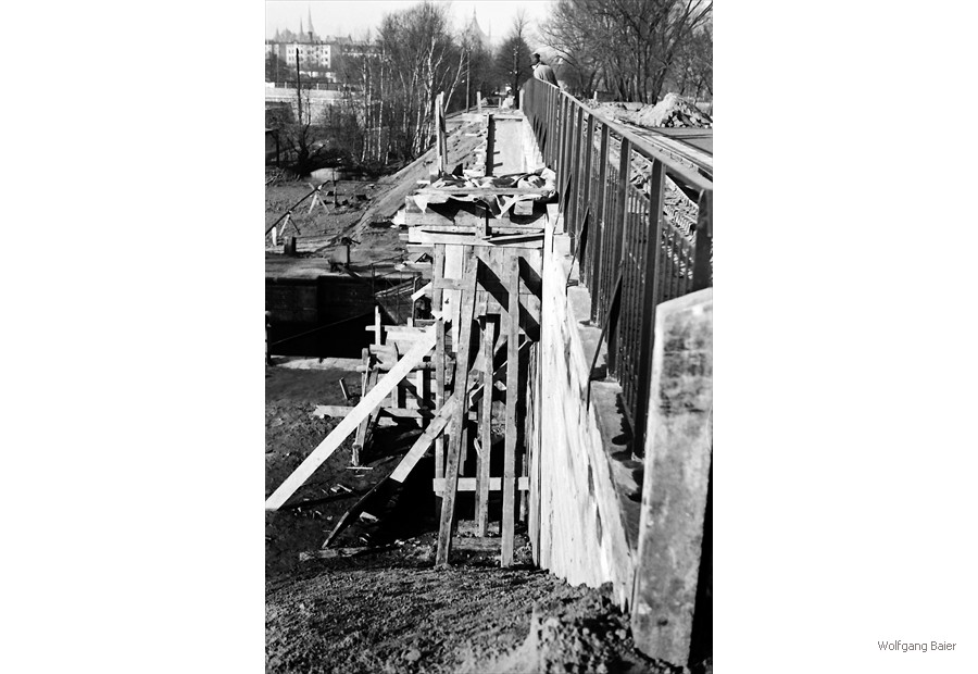 Kurz vor Vollendung des Brückenbaus 1934.