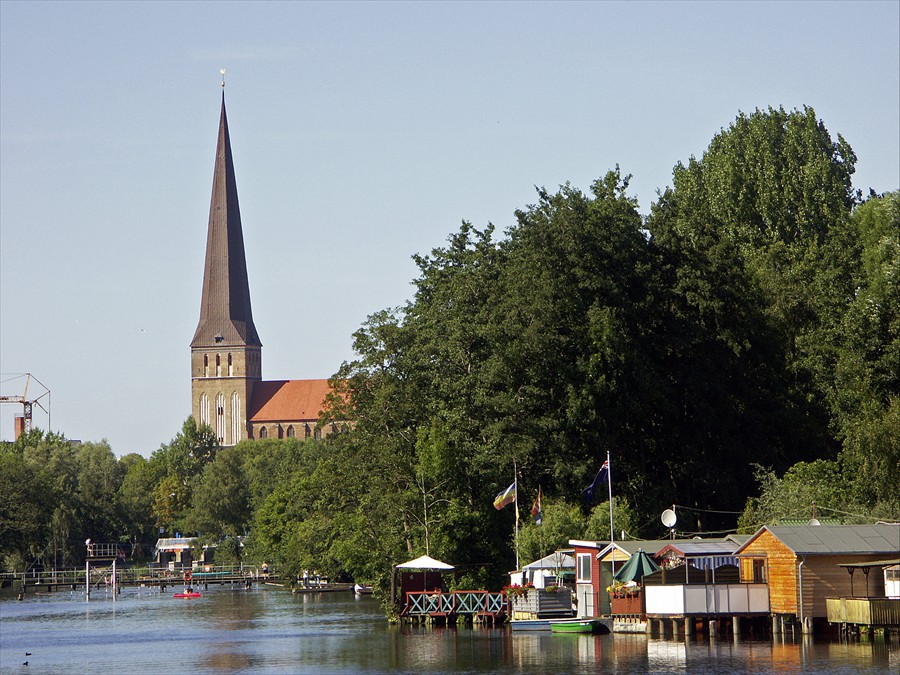 Blick auf das Flussbad und die Petrikirche (Foto: Berth Brinkmann)