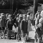 Schulanfänger 1959-60 vor der Schulbaracke (Foto: Sammlung Jürgen Voß)