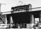 Ab 1950 gab es wieder eine Straßenbahnlinie nach Brinckmansdorf. Ein ‚Eberswalder’-Triebwagen auf der neuen Schleusenbrücke (Foto aus ‚Bomben auf Rostock’; Konrad Reich Verlag 1995)