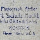 Auf der Rückseite des Rahmens befindet sich ein Stempel, ebenfalls von Hans Schulz Nachfolger. 