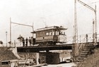 Ein Uerdinger-Triebwagen auf der drehbaren Schleusenbrücke am Mühlendamm um 1905. (Sammlung: Detlev Preuß)