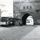 Ein Zug der Linie 4 um 1950 am zerstörten Petritor. (Archiv Hans-Otto Möller)