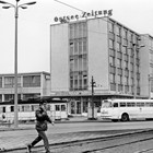 Triebwagen der Linie 4 und Bus der Linie 23 um 1974 am Steintor. (Archiv: Rostocker Nahverkehrsfreunde)