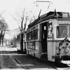 Abschied von der alten Linie 4 am 24.03.1974. Die Endstelle am Steintor erreicht, von Gehlsdorf
kommend, der Abschiedszug mit Tw 55 und Bw143. (Archiv: Rostocker Nahverkehrsfreunde)
