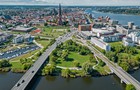 Blick von Osten über die Warnow mit Vorpommern- und Petribrücke 2022. (Foto: Berthold Brinkmann)