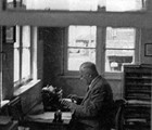 Hans Burchard (1890 - 1957) im Büro im Osthafen. (Foto: Sammlung Achim Merkord)