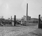 Die Fabrik-Zufahrt 1951. (Foto: Sammlung Achim Merkord)