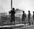 Ein weiterer Brand wird 1951 von einem Feuerlöschboot aus bekämpft. (Foto: Sammlung Achim Merkord)