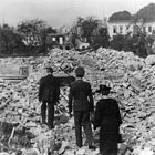 Familienmitglieder in der Ruine ihres Hauses in der Große Mönchenstraße (Foto: Archiv Christine Kusch)
