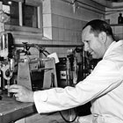Dr.-Ing. Wilhelm-Sibrand Scheel in seinem Laboratorium vor 1957 (Foto: Archiv Christine Kusch)