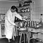 Dr.-Ing. Wilhelm-Sibrand Scheel in seinem Laboratorium vor 1957 (Foto: Archiv Christine Kusch)