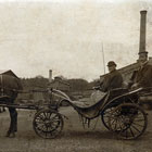 Wilhelm Scheel in seiner eigenen Kutsche auf dem Fabrikgelände an der Kessiner Chaussee vor 1900 (Foto: Archiv Christine Kusch)