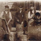 Arbeiter der Wagenfett-, Maschinenöl- und Farbenfabrik Wilhelm Scheel vor 1900 (Foto: Archiv Christine Kusch)