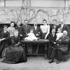 Die Familie Scheel im Jahr 1899. Von links Werner Scheel, Vorname: ? Scheel geb. Strobelberger 1. Ehefrau von Martin Scheel (daneben), Arnold Scheel, Clara Scheel geb. Grimm Ehefrau von Wilhelm Sibrand Scheel (daneben), Henny Scheel geb. Sartorius Ehefrau von Franz Scheel (daneben), von links sitzend Wilhelmine Scheel geb. Baeder Ehefrau von Wilhelm Scheel (ganz rechts), rechts neben dem Tisch sitzend Julius Scheel, rechts daneben Elisabeth Scheel, auf dem Tisch sitzend Karla Scheel. (Foto: Archiv Werner Moennich, Hamburg)
