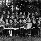 Klasse 4 mit Lehrer Dolenga (Foto: Sammlung Jürgen Voß)