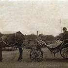 Der Unternehmer Wilhelm Scheel in seiner Kutsche auf dem Fabrikgelände an der Kessiner Chaussee vor 1900 (Foto: Archiv Christine Kusch)
