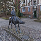 Brinckman-Denkmal 'Kasper-Ohm auf dem Voßwallach reitend' in der Rostocker Nördlichen Altstadt von Jo Jastram (Foto: Berth Brinkmann)
