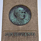 Das runde Relief an der Stele zeigt John Brinckman (Foto: Berth Brinkmann)